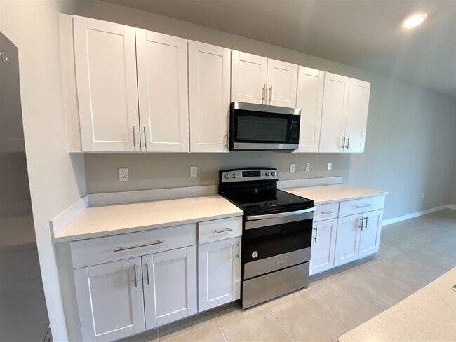 Building Photo - ** MEADOWOOD ** 3 BED / 2.5 BATH - TOWNHOM...