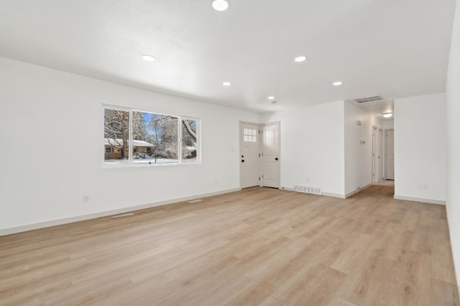 Building Photo - 413 Irish Dr