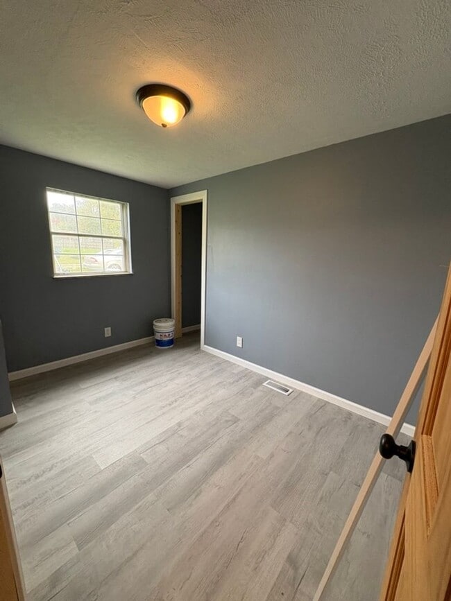 Building Photo - Recently Remodeled