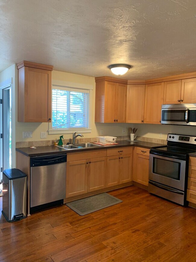 Foto del edificio - Available now! 2 bedroom ~ 1 bath Condo