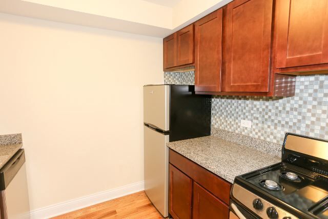 Building Photo - 558 W Arlington