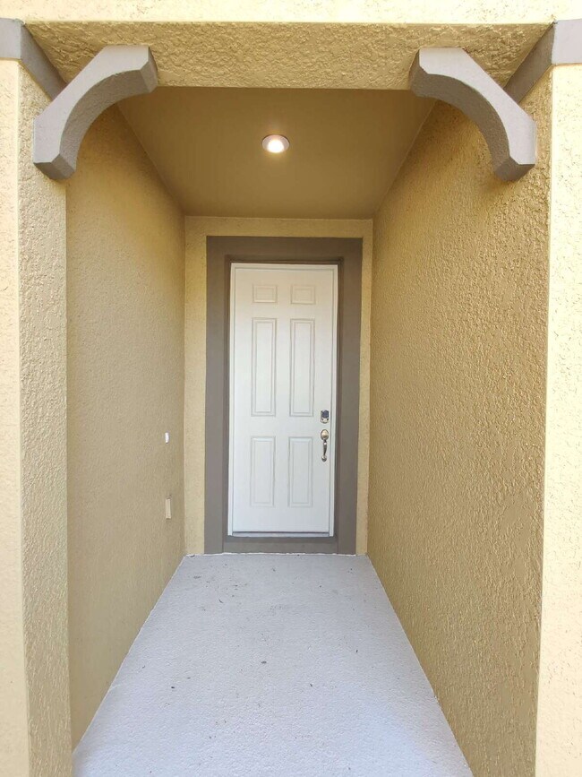 Building Photo - Beautiful 3-Bedroom Townhome in Gated Avea Pointe