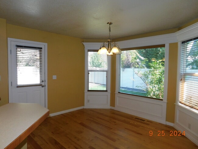 Dining - 5282 N Schumann Ave