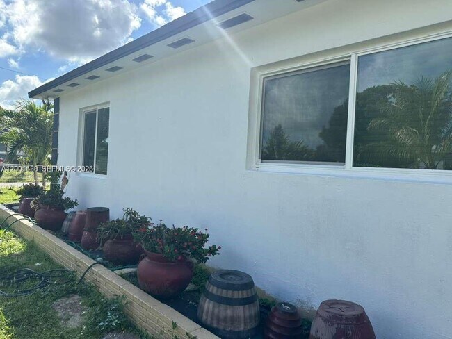 Building Photo - 2458 Plunkett St