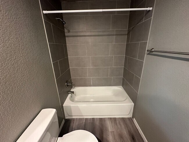 Foto del edificio - NEW IN MANAGEMENT - AVAILABLE NOW!