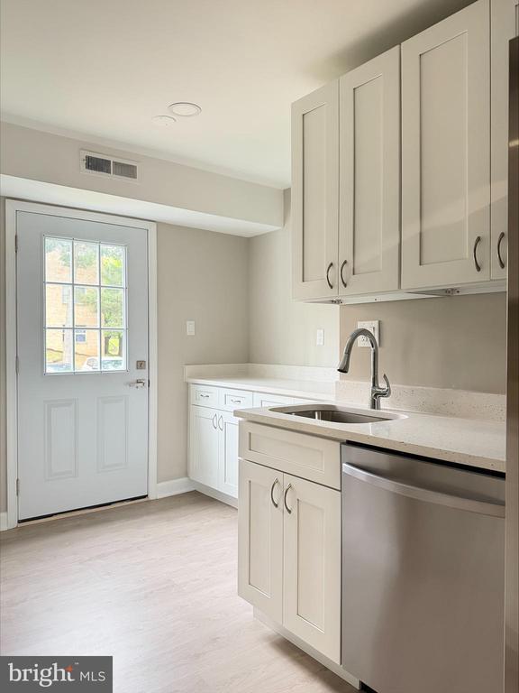 Foto del edificio - 5931 Quantrell Ave