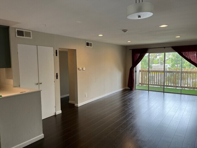 Building Photo - 5208 Raintree Cir