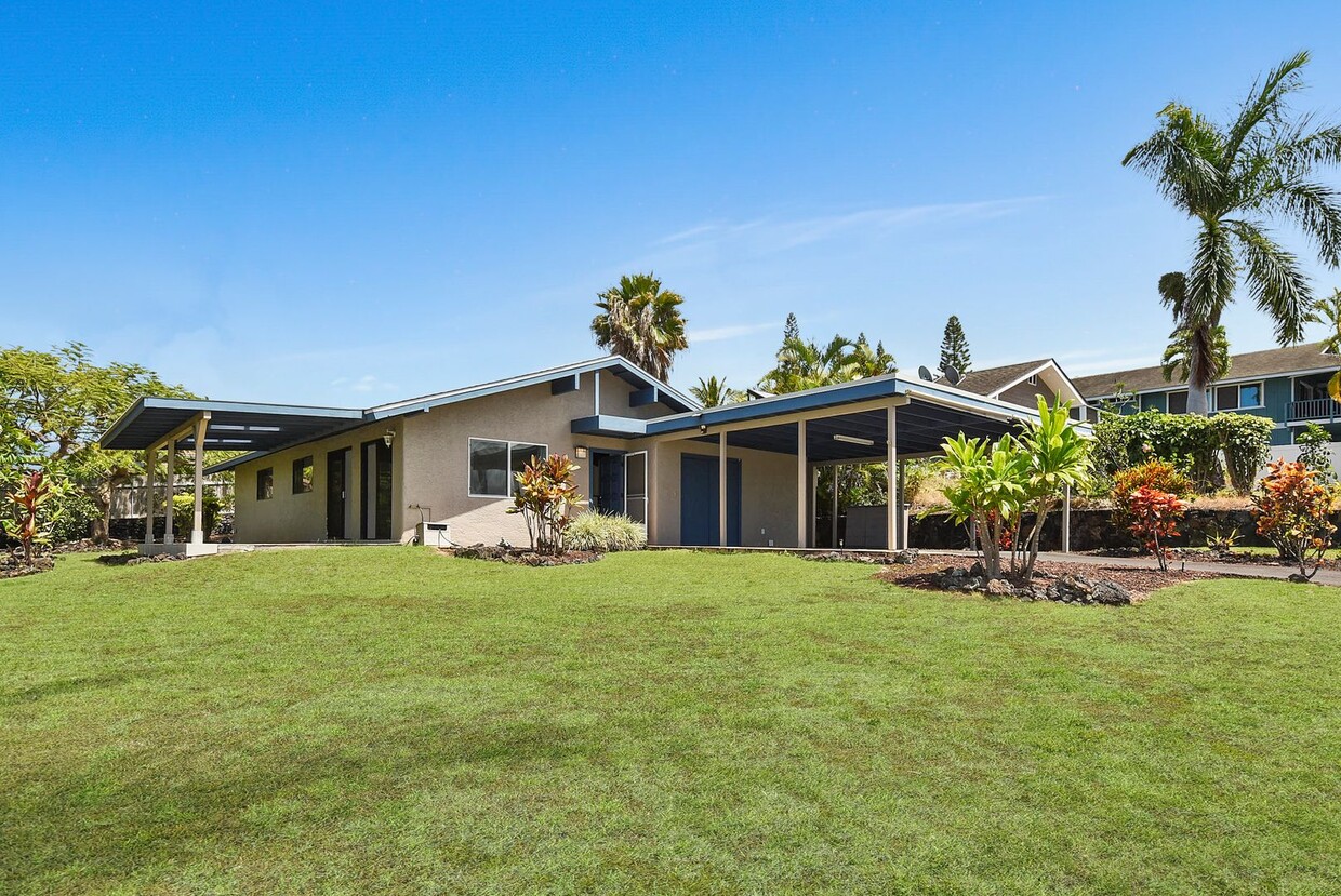 Primary Photo - 3 Bedroom 2 Bathroom Renovated Home in Des...