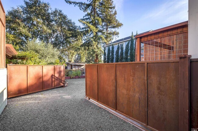 Building Photo - 528 Coombs St