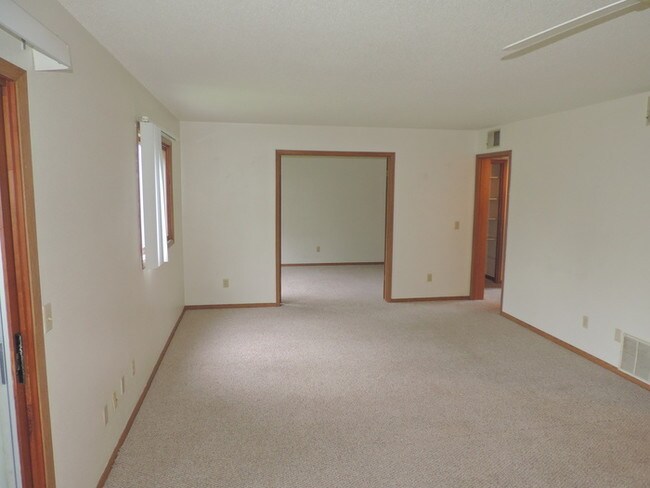 Building Photo - $1025 | 2 Bedroom, 1 Bathroom Condo | Cat ...