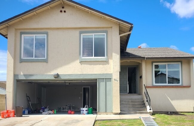 Tri level house with garage - 3086 Vesuvia Way