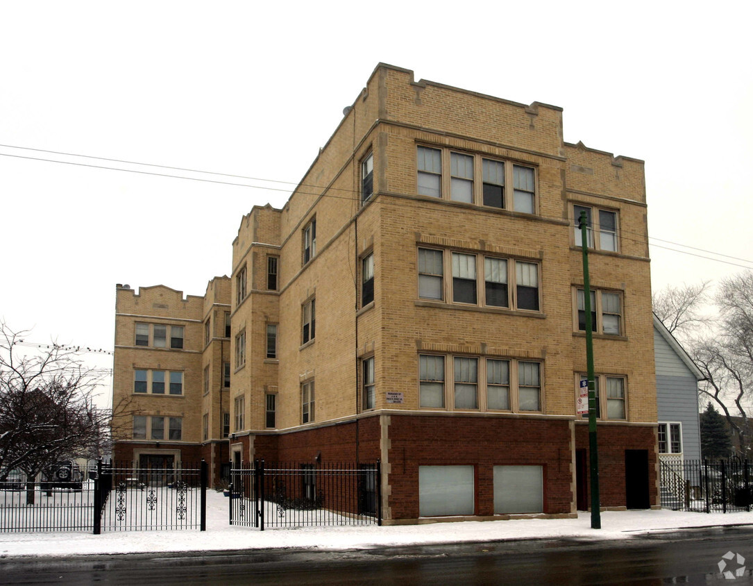 Foto principal - 3040 W Diversey Ave