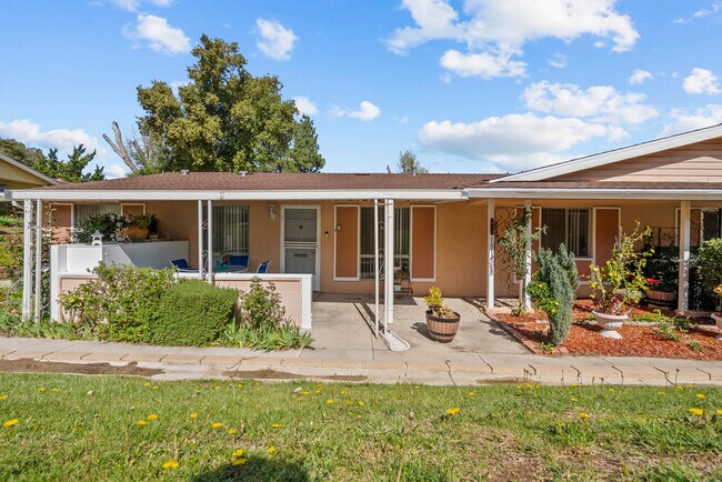 19156 Avenida de los Robles, Unidad B - 19156 Avenue of the Oaks