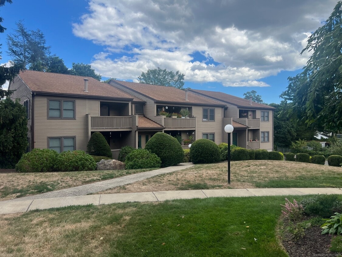 Building Photo - 495 Vincelette St