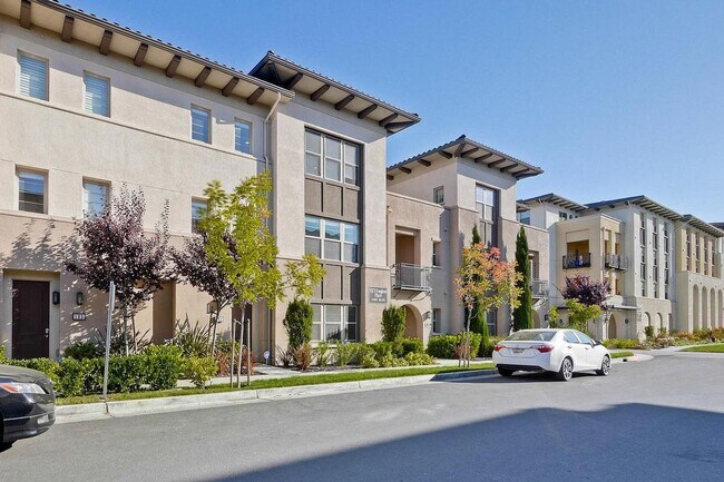 Foto del edificio - Spacious 4 bedrooms 4.5 bath town home for...