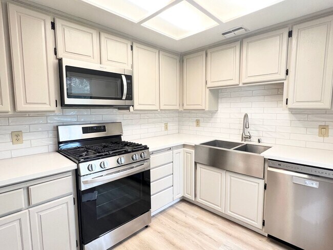 Foto del edificio - Three Bedroom Two Bathroom Home in Folsom