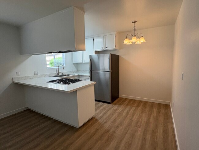 Dining & Kitchen - 323 Concord St