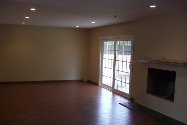 Foto del edificio - 9224 Sophia Ave