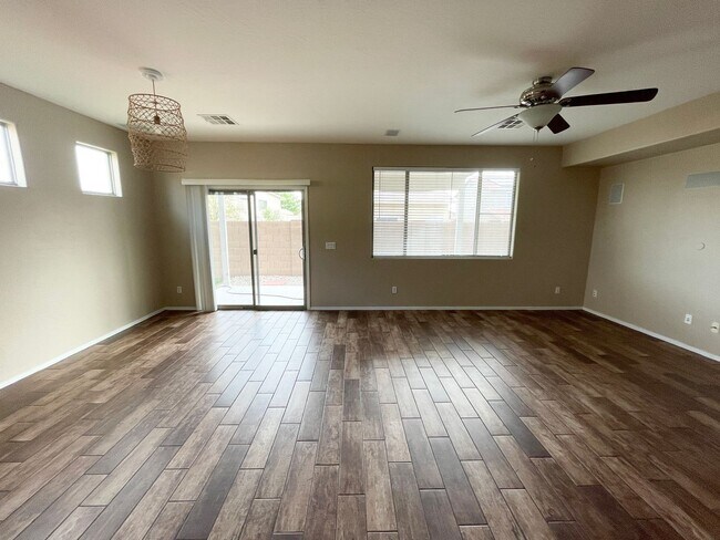 Building Photo - Beautiful 3 Bedroom/2.5 Bathroom + Den Hom...