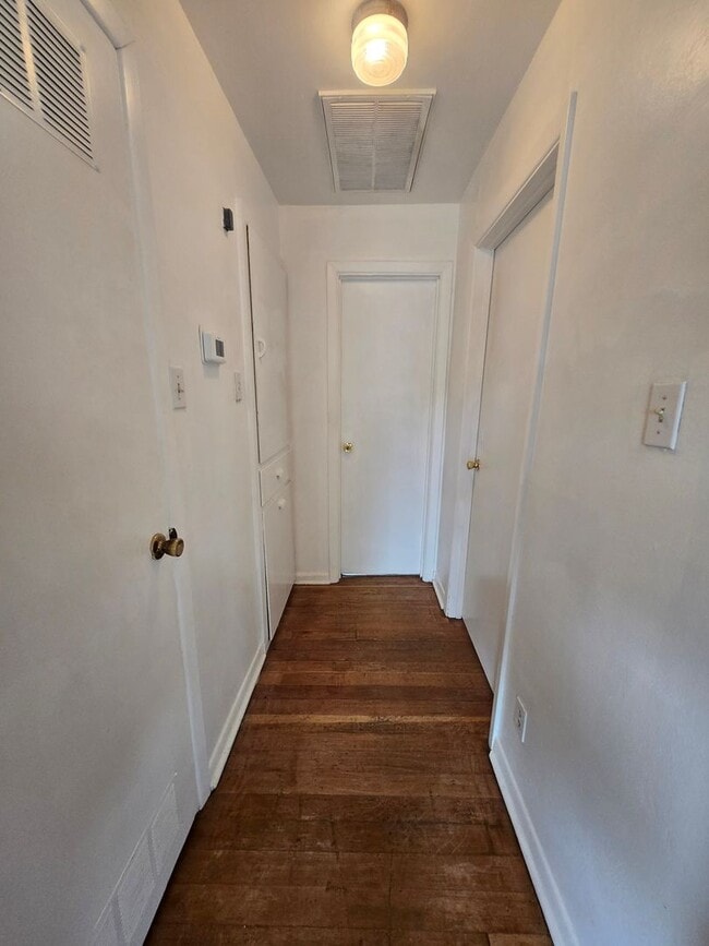 Building Photo - 1 Bedroom Duplex