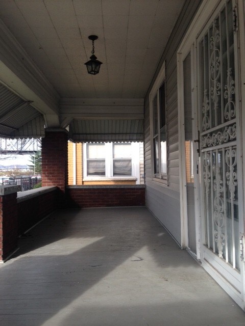 Building Photo - 1028 Kanawha Blvd W