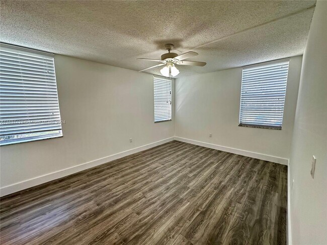 Building Photo - 9410 Poinciana Pl