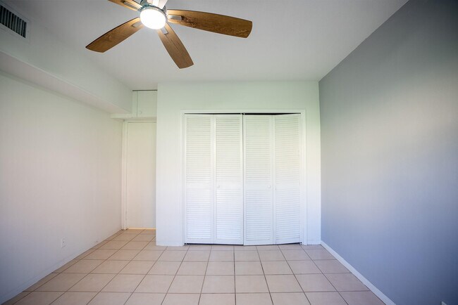 Foto del edificio - 125 W Hidden Valley Blvd