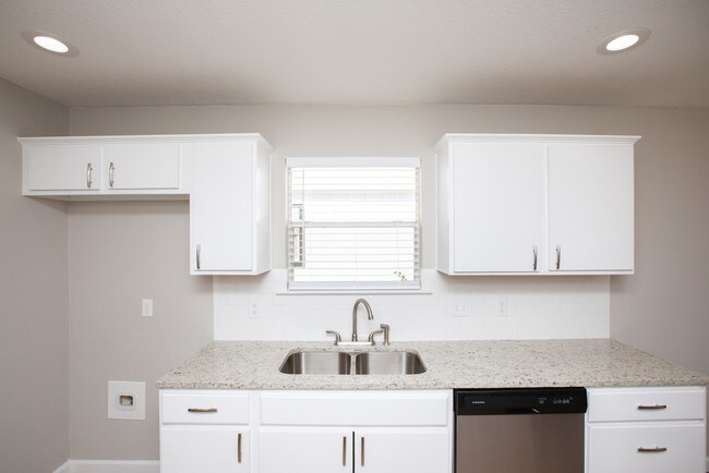 Building Photo - 1612 Sylvia Ln
