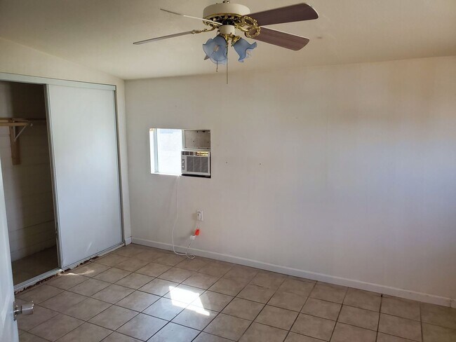 Building Photo - 4 BEDROOM HOUSE in Fort Mohave.