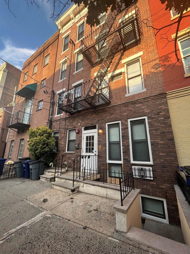 Primary Photo - 217 Bloomfield St
