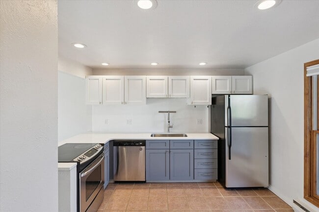 Foto del edificio - (PRICE DROP) Beautiful & Large 4-Bd 2.5-Ba...