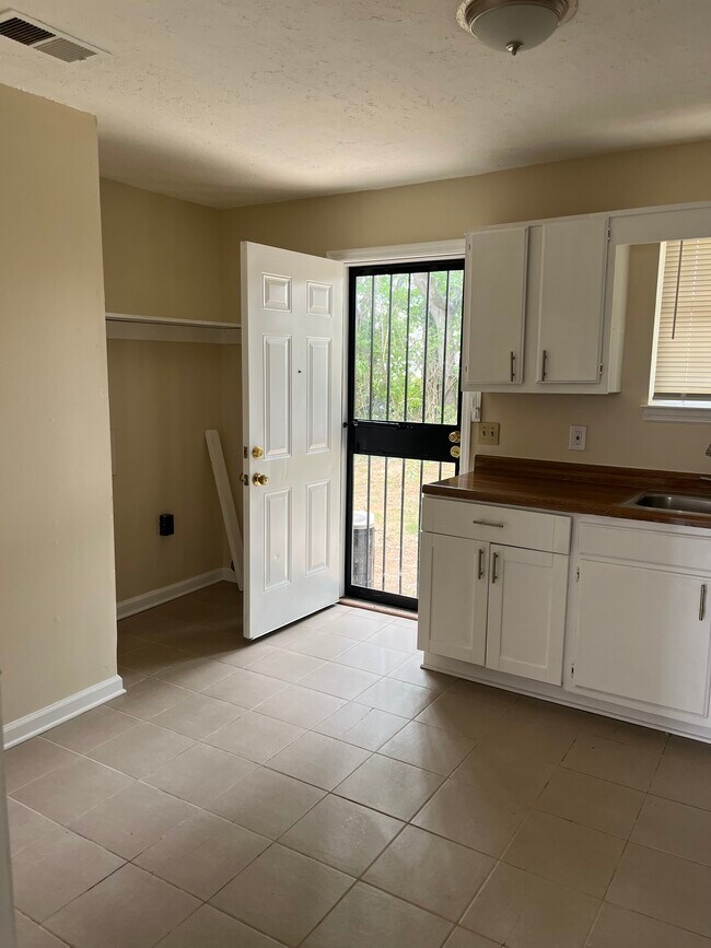 Building Photo - 3636 Willow Creek Ct.
