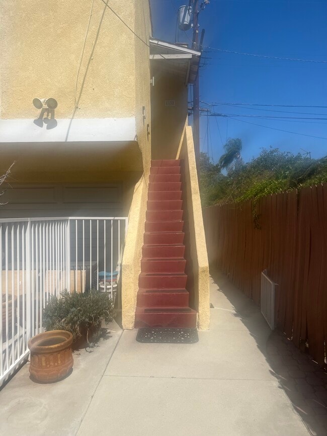 Building Photo - 1132 N Heliotrope Dr