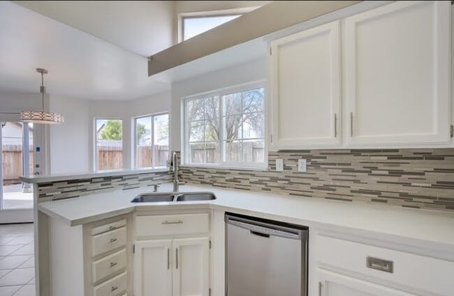 Building Photo - 1021 Galleon Way