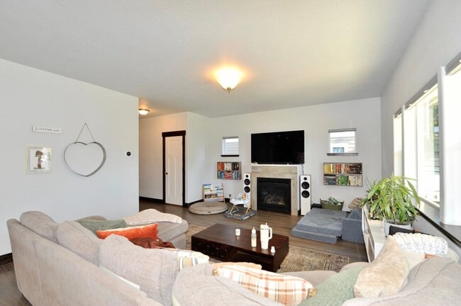 Building Photo - Canfield Mountain 3 bed 2.5 bath with loft...