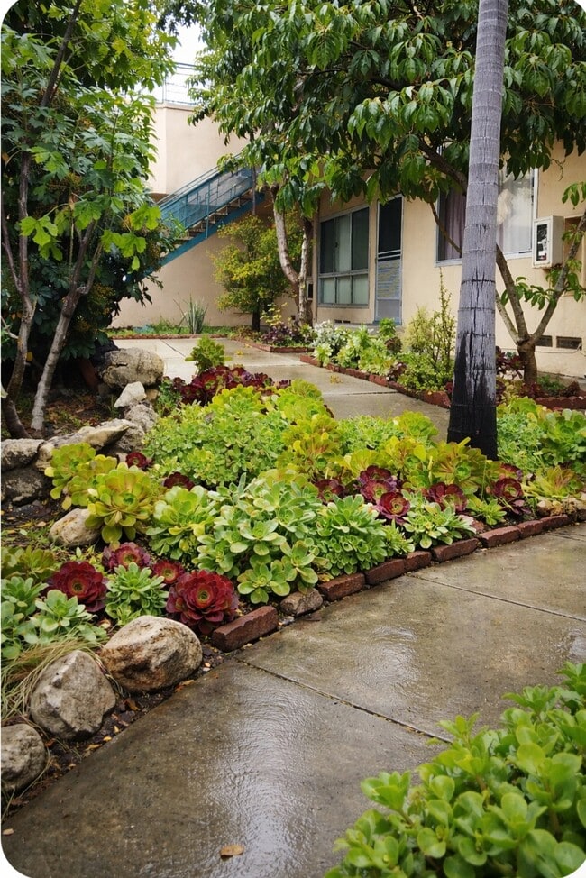 Building Photo - 351 Riverdale Dr