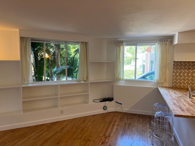 Building Photo - 6146 1/2 Glen Holly St