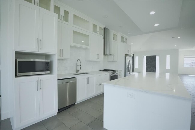 Building Photo - 1206 W Oltorf St