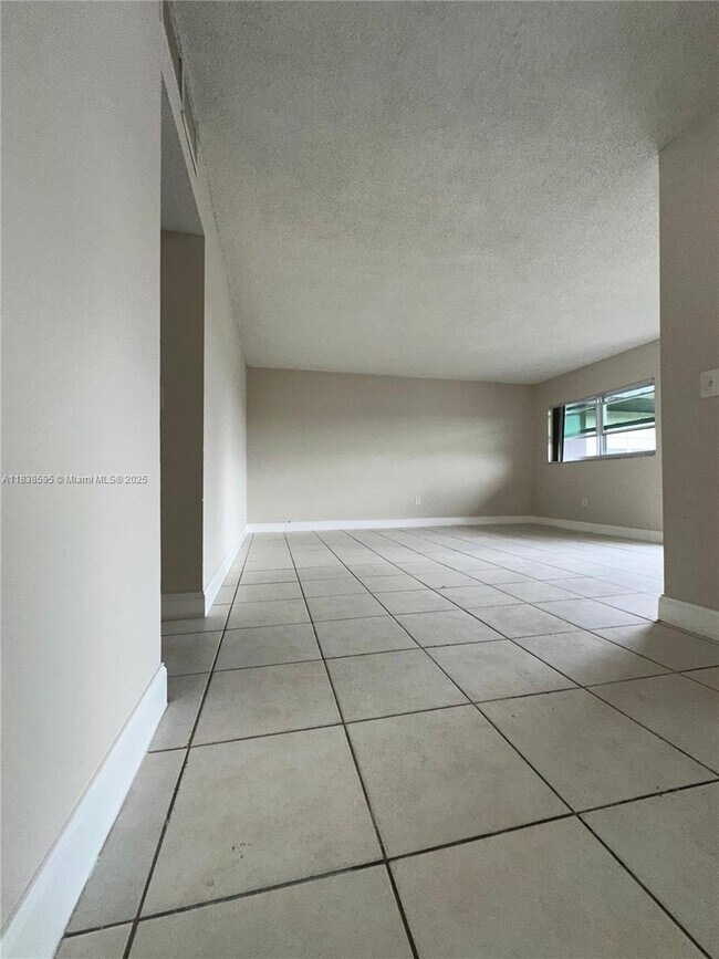Foto del edificio - 651 NW 177th St