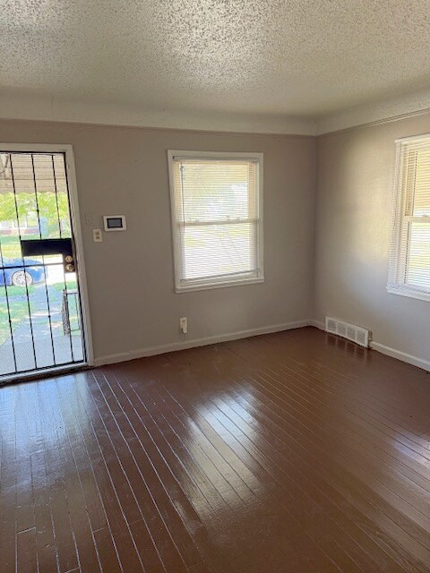Foto del edificio - 16426 Manning St