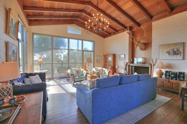 Building Photo - 4535 Avenue Del Mar