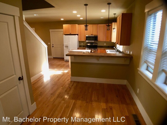 Building Photo - 4 br, 3 bath Apartment - 964 SW Hill st