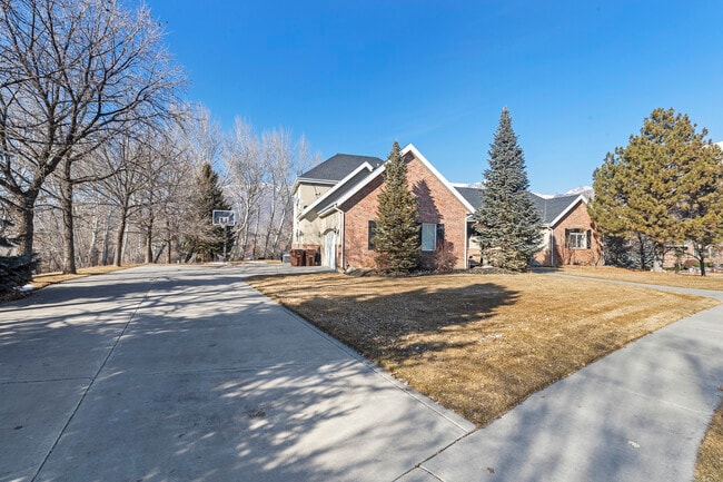 Building Photo - 340 E Ridge Dr