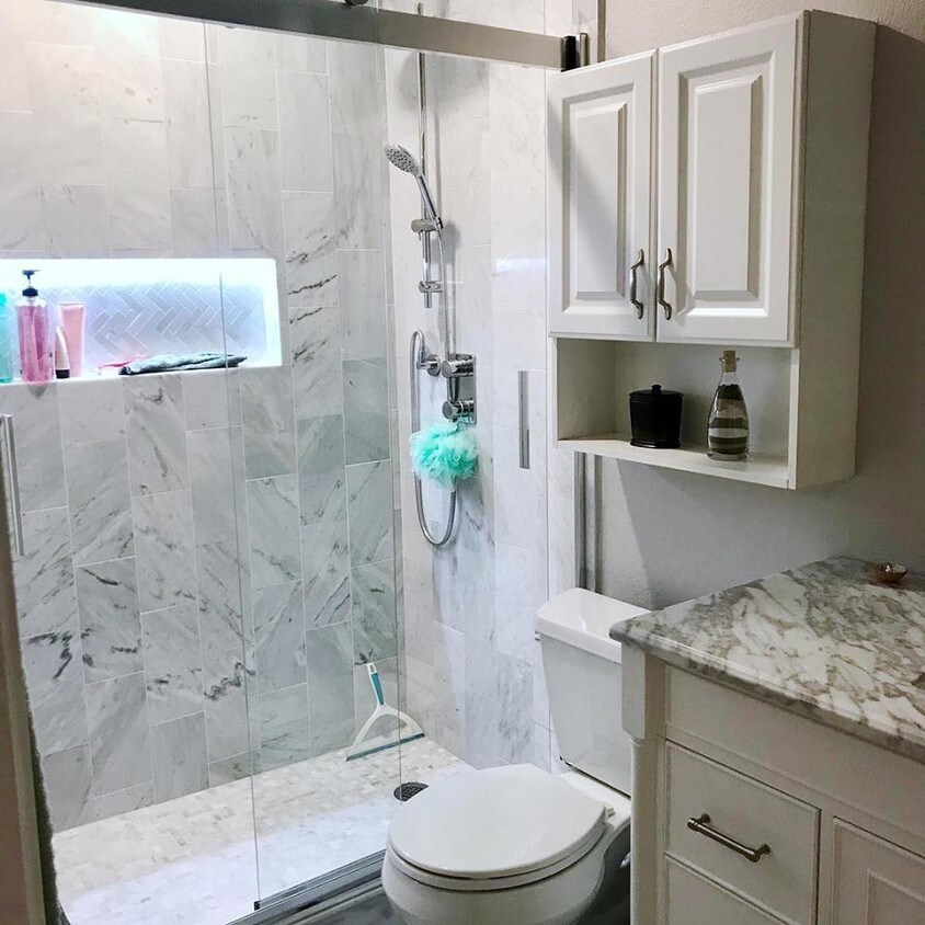 Baño principal de lujo recientemente remodelado - 14417 Tiffer Ln