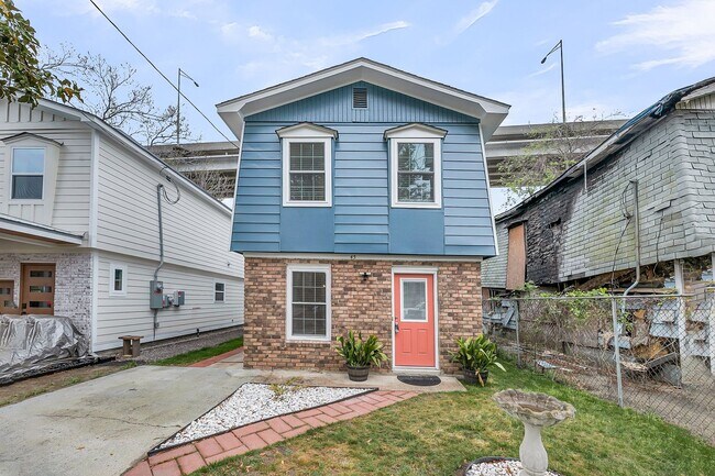 Building Photo - Charming Home in the Heart of Charleston!