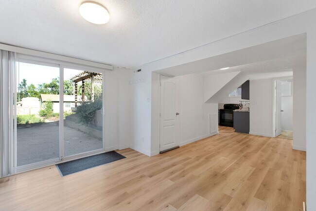 Building Photo - 2 Bedroom 1 Bath Duplex