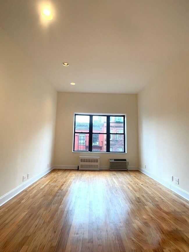 Foto del edificio - 225 E 10th St