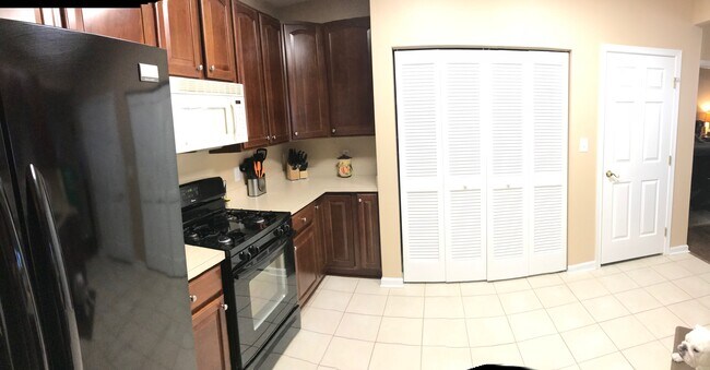 Building Photo - 2005 Whispering Ponds Ct