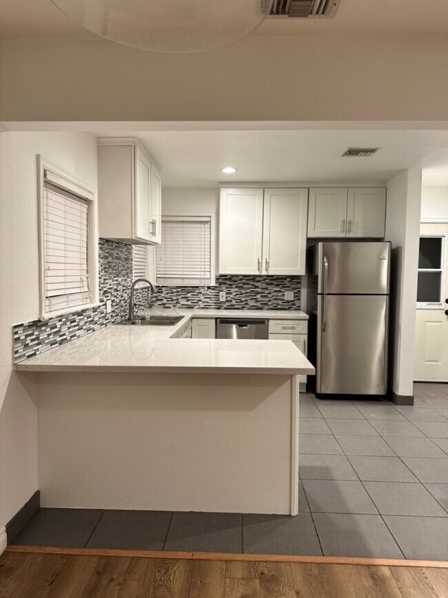 Kitchen - 18933 Runnymede St
