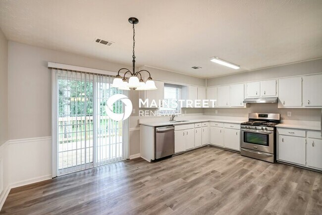 Foto del edificio - 4 Bedroom Pet-Friendly Home in STONE MOUNTAIN, GA with Main Street Renewal